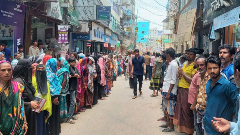 হত্যা মামলার আসামির মুক্তি দাবিতে মানিকগঞ্জে থানা ঘেরাও